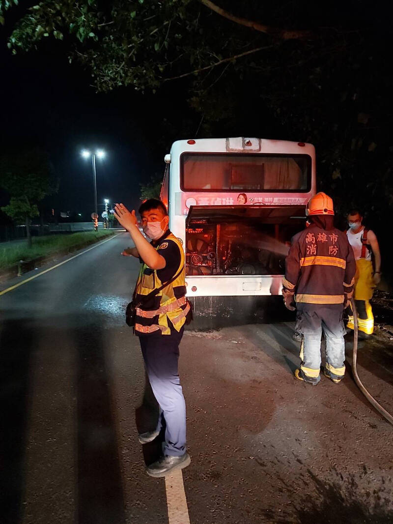 港都客運煞車過熱冒煙。（讀者提供）