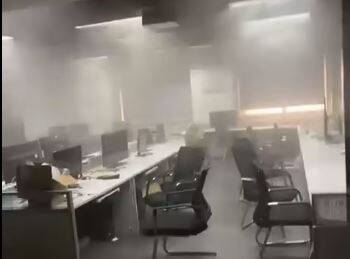 浓烟充满空无一人的办公室（图取自哔哩哔哩_一臣同学）(photo:LTN)