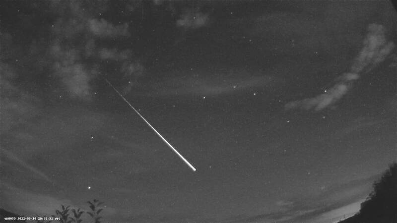 英国民间科学组织「流星观察网」（UK Meteor Network）事后证实，夜空火球其实是「流星」。（图撷取自@UKMeteorNetwork推特）(photo:LTN)