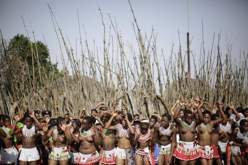 在各界的批评声中，数以万计的裸胸少女明天将在南非祖鲁族新国王的面前表演芦苇舞。（法新社资料照）(photo:LTN)