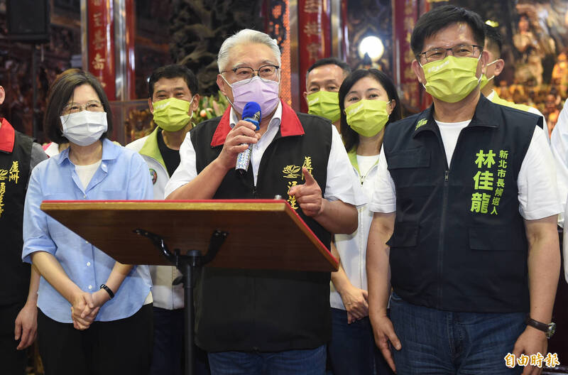 總統蔡英文昨晚間前往蘆洲湧蓮寺參拜，為民進黨新北市長參選人林佳龍輔選，湧蓮寺主委陳宏昌（中）在致詞時表示，2個月前已答應新北市長侯友宜擔任蘆洲區競選主委，並為此向林佳龍致歉。（資料照）