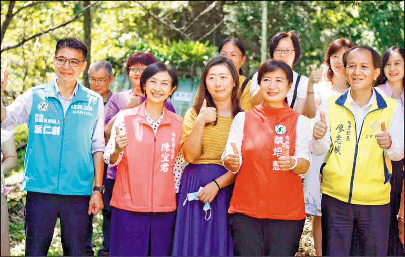 民進黨南投縣長參選人蔡培慧（前排右二）和埔里鎮長廖志城（前排右一），及縣議員陳宜君（前排左二）、葉仁創（前排左一），昨在埔里水道水源地與地方討論施設樹與水自然共融公園。（蔡培慧服務處提供）