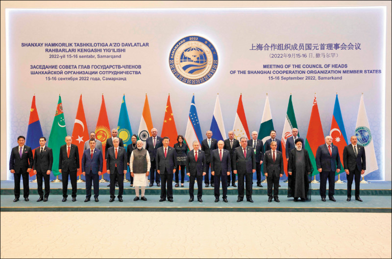 上海合作组织成员国领袖十六日出席峰会合影。（法新社）(photo:LTN)