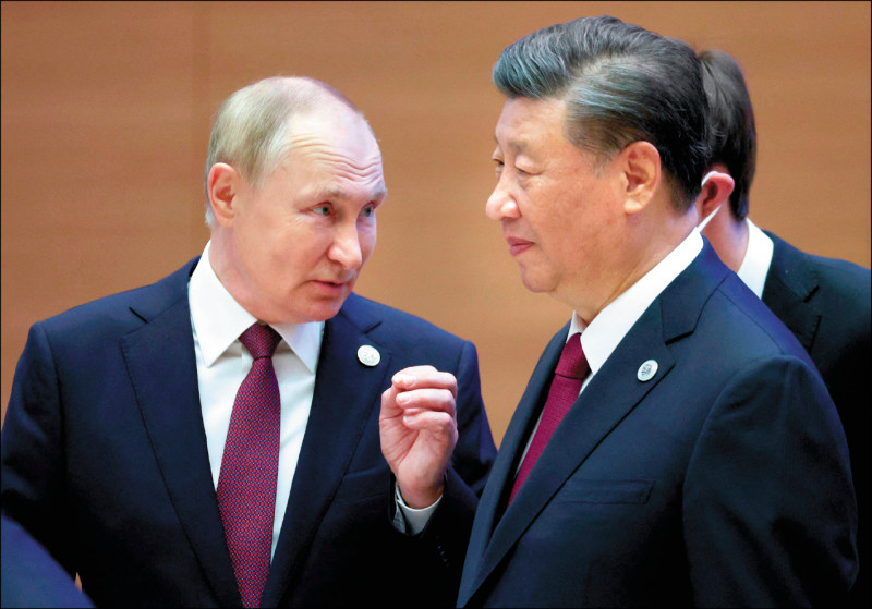 俄罗斯总统普廷（左）十六日出席上海合作组织峰会时，与中国国家主席习近平谈话。（法新社）(photo:LTN)