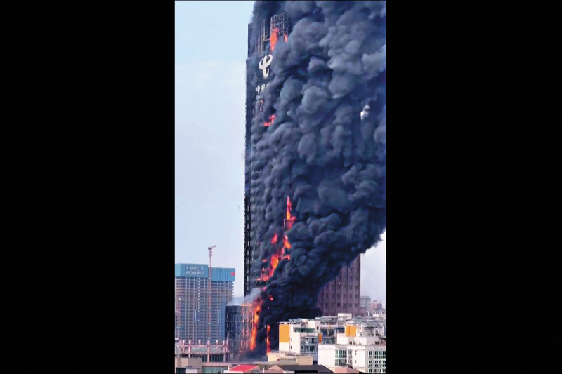 中国湖南长沙中国电信大楼16日下午发生火灾，浓密黑烟贯穿整栋建物。（法新社）(photo:LTN)