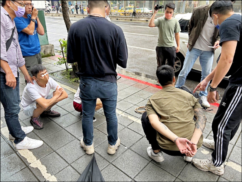 以楊男為首的虛擬貨幣洗錢集團,在北市中山區路邊收取客戶現金時,被警方活逮。(記者邱俊福翻攝) 以楊男為首的虛擬貨幣洗錢集團,在北市中山區路邊收取客戶現金時,被警方活逮。(記者邱俊福翻攝)