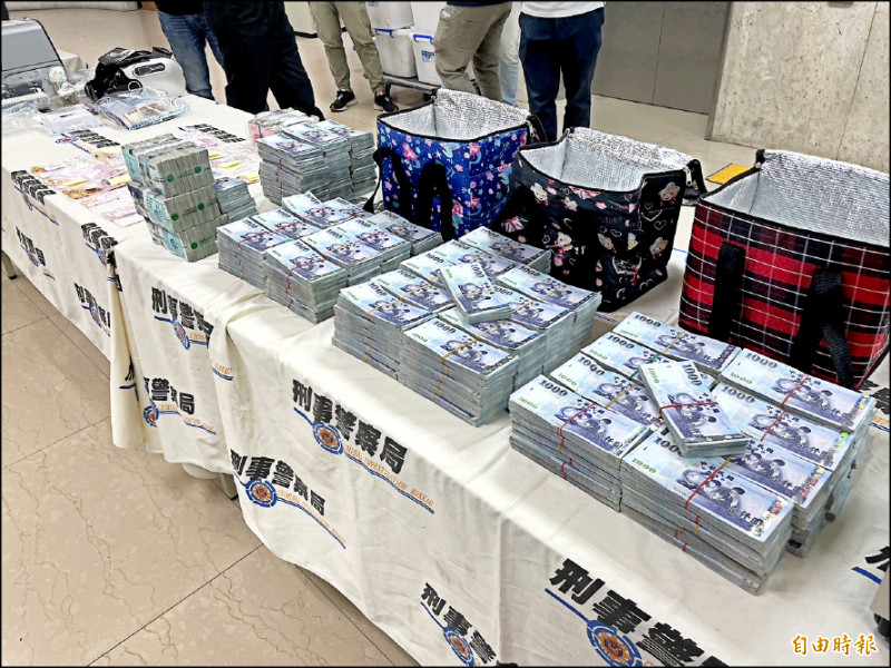 警署選前首波掃蕩地下匯兌、洗錢水房及賭博專案,查扣及凍結犯罪所得五億五千多萬元。(記者邱俊福攝) 警署選前首波掃蕩地下匯兌、洗錢水房及賭博專案,查扣及凍結犯罪所得五億五千多萬元。(記者邱俊福攝)