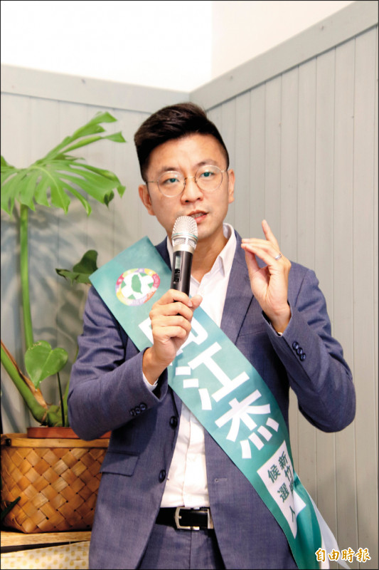 民進黨新竹縣長參選人周江杰天昨天要爭取連任的國民黨對手楊文科「踹共」，講清楚全縣對殯葬服務的需求和供應量能，別再黑箱了。（記者黃美珠攝）