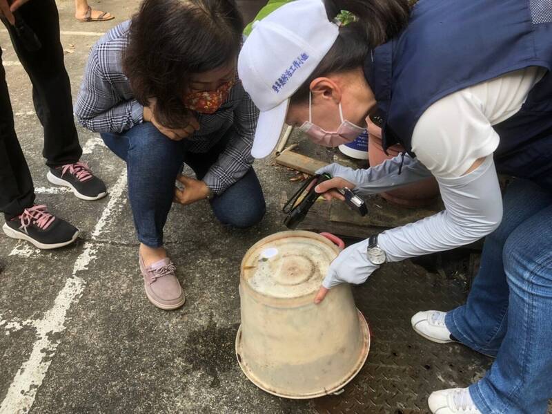 民眾住家積水容易雖倒放，但大雨過後桶底的淺溝仍可能積水成病媒蚊孳生源。（高雄市政府提供）