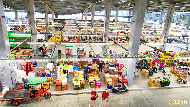 有「全國最美果菜市場」之稱的新化果菜市場，昨起試營運。（記者劉婉君攝）