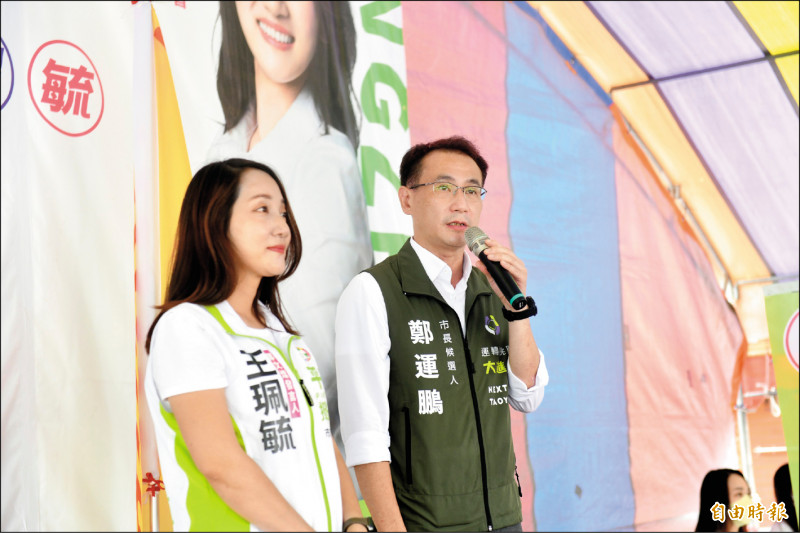 民進黨桃園市長參選人鄭運鵬（右）向鄉親推薦平鎮區議員參選人王佩毓。（記者許倬勛攝）