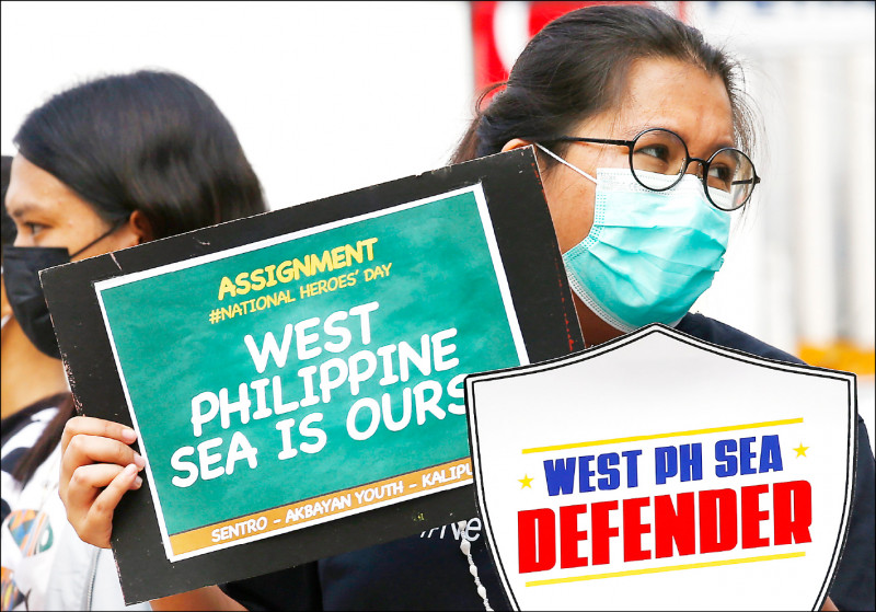 菲律宾民众上月廿九日在马尼拉举行抗议，手持写有「西菲律宾海（即南海）是我们的」、「西菲律宾海捍卫者」等字样的看板，要求政府对中国採取强硬立场，（欧新社档案照）(photo:LTN)