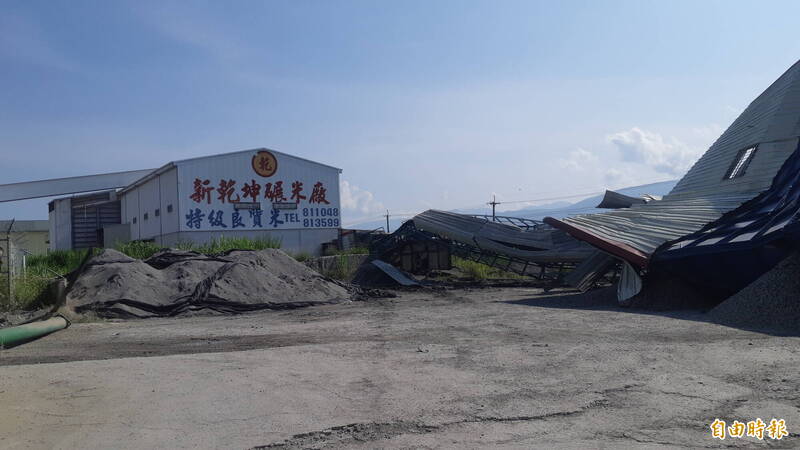 關山鎮新福里的水泥預拌廠倒塌。（記者黃明堂攝）