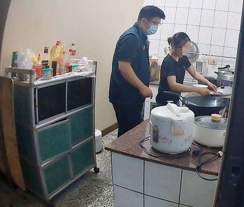 在越南領有廚師執照的失聯移工阿鳳煮晚餐時被查獲。（圖由花蓮縣專勤隊提供）
