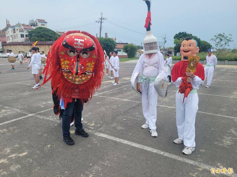 安南區溪南寮興安宮金獅陣(左1)與七股樹子脚寶安宮代天府白鶴陣合影。(記者王姝琇攝) 安南區溪南寮興安宮金獅陣(左1)與七股樹子脚寶安宮代天府白鶴陣合影。(記者王姝琇攝)