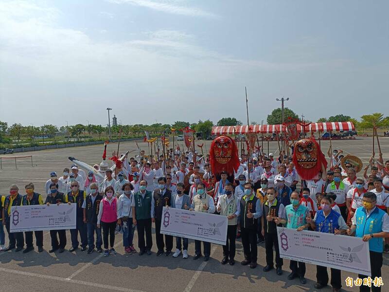 市長黃偉哲今天下午也到彩排現場為大家加油打氣,並攜手在地企業致贈51萬元的加菜金。(記者王姝琇攝) 市長黃偉哲今天下午也到彩排現場為大家加油打氣,並攜手在地企業致贈51萬元的加菜金。(記者王姝琇攝)