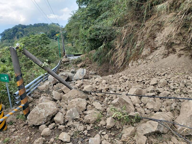 赤科山產業道路6.5K、10.5K發生道路崩塌，當時正要下山的民眾遇到地震，被卡在山上無法下山。（民眾提供）