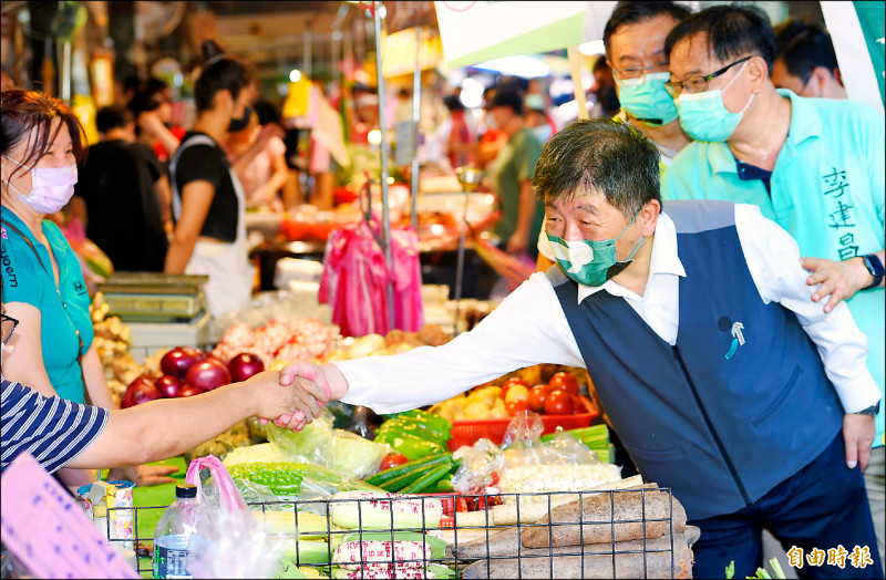 台北市長參選人陳時中，昨前往內湖市場掃街拜票，爭取選民支持。（記者方賓照攝）