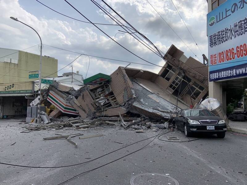 花蓮玉里一整排連棟樓房倒塌，超商店員顧客倉皇逃出。（圖由民眾提供）