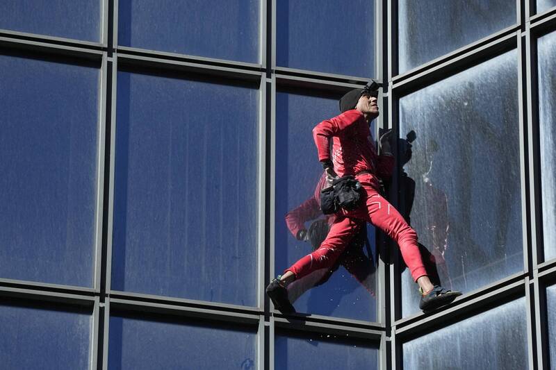 法国「蜘蛛人」罗伯特为了庆祝60岁生日，决定徒手攀爬巴黎的48层高楼。（美联社）(photo:LTN)