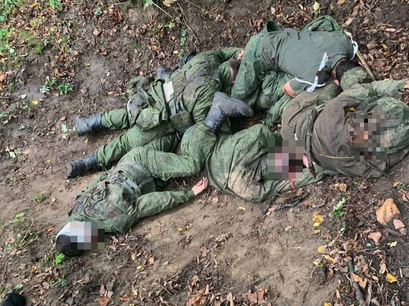 有乌克兰士兵在其中一处乱葬岗发现受伤俄军的尸体。（图撷取自推特）(photo:LTN)