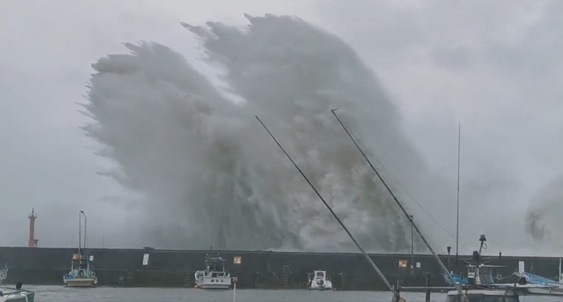 今年第14号台风「南玛都」今（18）日已在日本鹿儿岛市登陆，有日本网友就在港口拍摄到台风所带来的巨浪，引发热议。（图撷取自BLIXT_nishiyama推特）(photo:LTN)