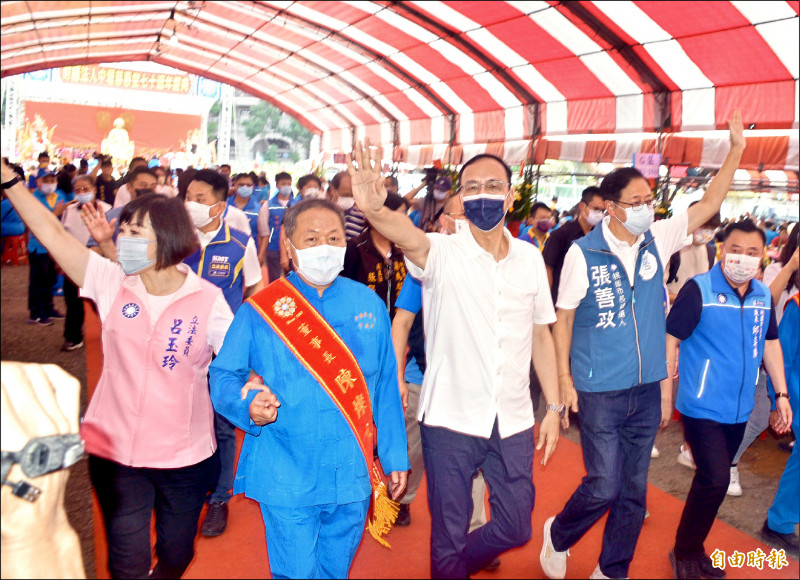 國民黨主席朱立倫與國民黨桃園市長參選人張善政至中壢慈惠堂會場。（記者李容萍攝）