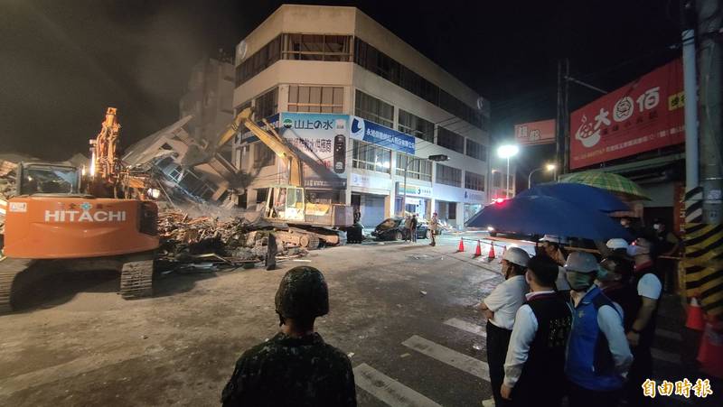 0918強震造成花蓮玉里鎮上一棟透天厝倒塌，縣府漏夜拆除危險建物。（記者王錦義攝）