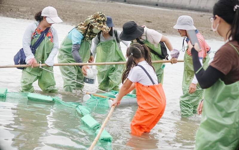 澎湖秋冬旅遊新亮點，規劃海邊擼魚樂。（澎管處提供）