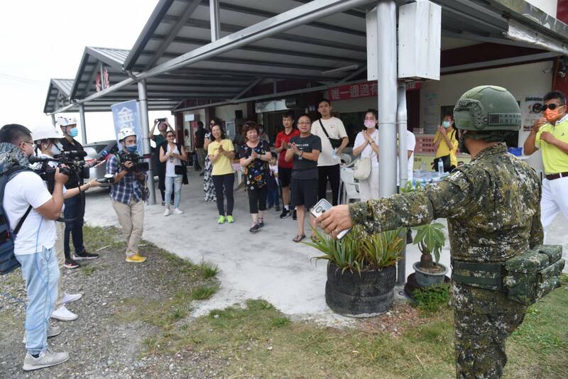 六十石山滯留遊客昨晚在山區住宿，坍阻點經公總動員機具、人力全力搶修，今天11點26分順利完成全線10處坍阻點的清坍工作，並恢復通車，遊客拍手感謝。 （民眾提供）