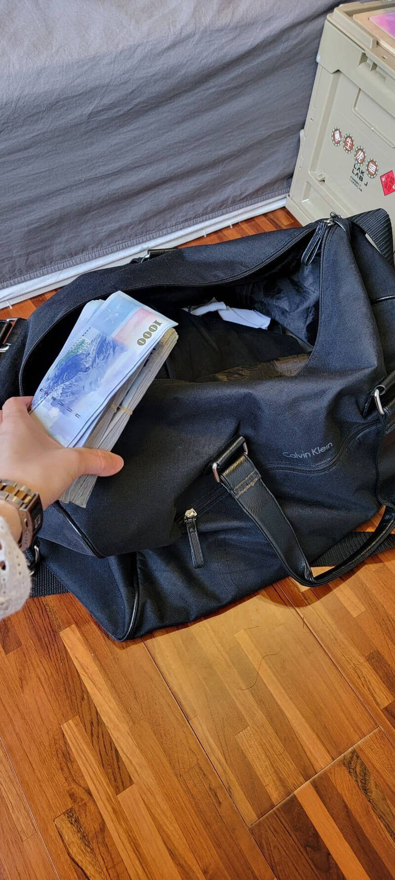 地下通匯業者用以清點現金的點鈔機。（圖由調查局提供）