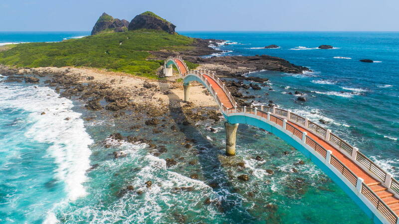 台東縣成功鎮跨海八拱橋至三仙台島。（東部海岸國家風景區管理處提供）