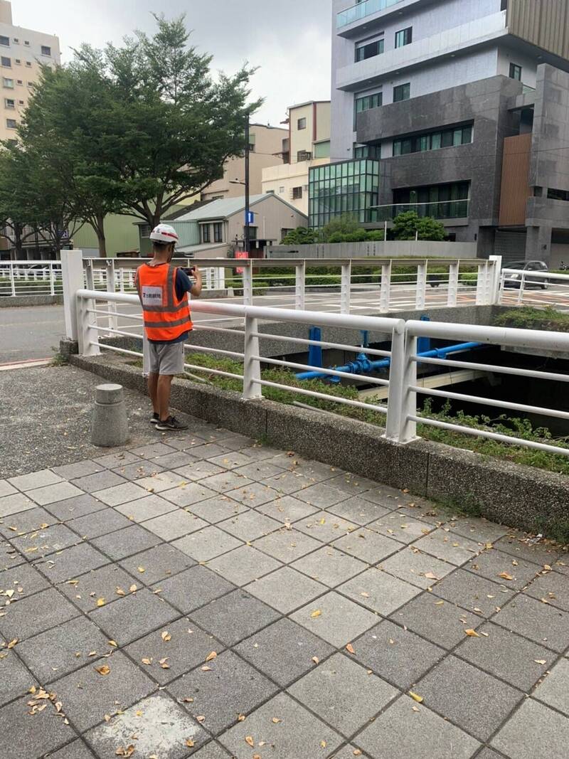 高雄市工務局人員於錦田橋進行地震檢測。（記者葛祐豪翻攝）