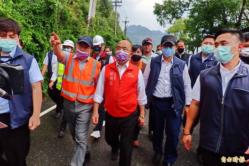 行政院長蘇貞昌今到崙天大橋、高寮大橋勘災，允諾協助重建。（記者花孟璟攝）