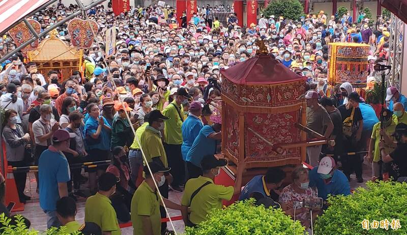 五甲媽、白沙屯媽鳳山遶境，3天創下10多萬人潮，民眾排隊跪拜鑽媽祖轎底，人潮擠爆五甲龍成宮廣場。（記者陳文嬋攝）