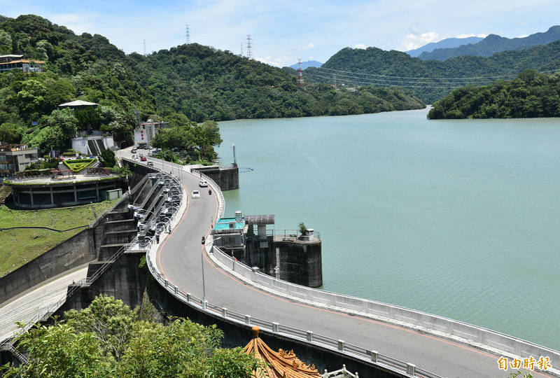 台東強震幾乎全台有感，北水局監測和派員安全檢查石門水庫設施及外觀正常，圖為石門水庫滿庫現況。（記者李容萍攝）