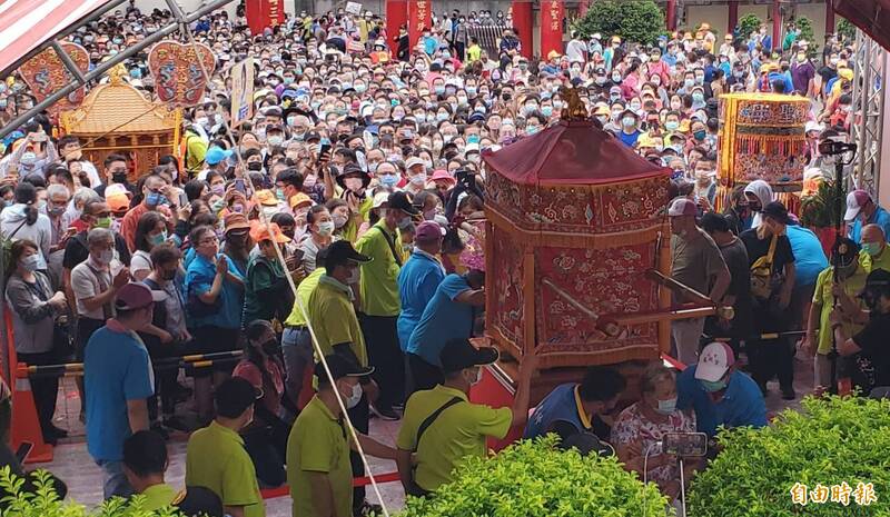 五甲媽祖、白沙屯媽祖百年遶境，3天創下10多萬人潮，五甲龍成宮將爭取五甲媽遶境登錄文化資產 。（記者陳文嬋攝）