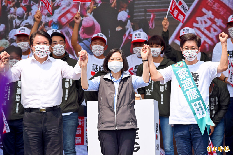 民進黨基隆市長參選人蔡適應（右）昨舉辦競選總部成立大會，總統蔡英文（中）與基隆市長林右昌（左）都出席力挺。（記者塗建榮攝）