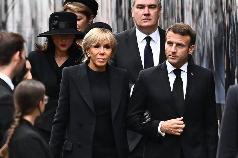 法国总统马克宏（右）和第一夫人碧姬．马克宏（左）19日一身肃穆到西敏寺大教堂参加英国女王伊丽莎白二世今天的国葬仪式。（法新社）(photo:LTN)