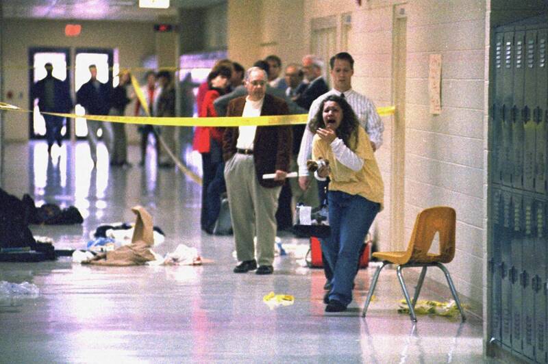 美国1997年发生希思高中校园枪击案，现场凌乱。（美联社）(photo:LTN)