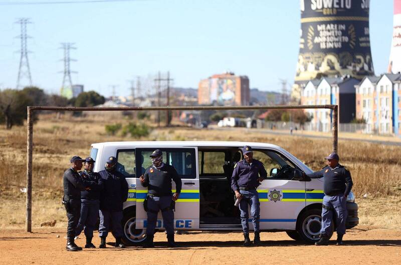 南非1辆卡车撞击载满学生的皮卡车，造成19名学童、2名成人死亡的惨剧。南非警察示意图。（路透）(photo:LTN)