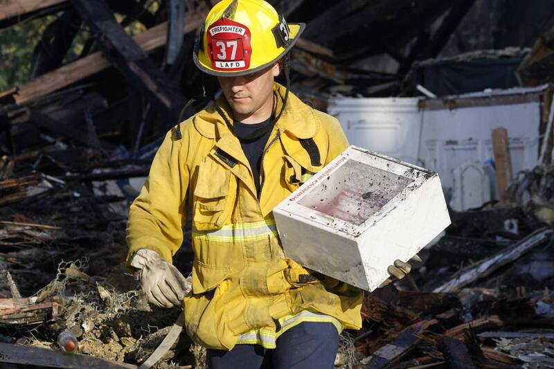 美国加州洛杉矶购物中心火灾，造成17只猫咪死亡。洛杉矶消防员示意图。（美联社）(photo:LTN)