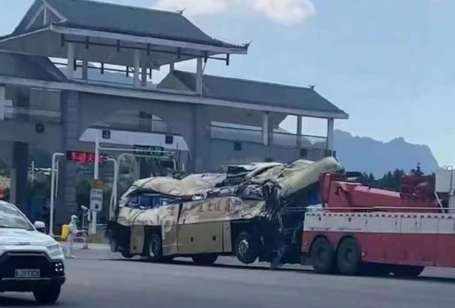 中国贵州一辆载着隔离者去集中隔离的巴士18日凌晨翻覆，造成27死20伤惨剧。画面中据称是发生事故的巴士。（图翻摄自微博）(photo:LTN)