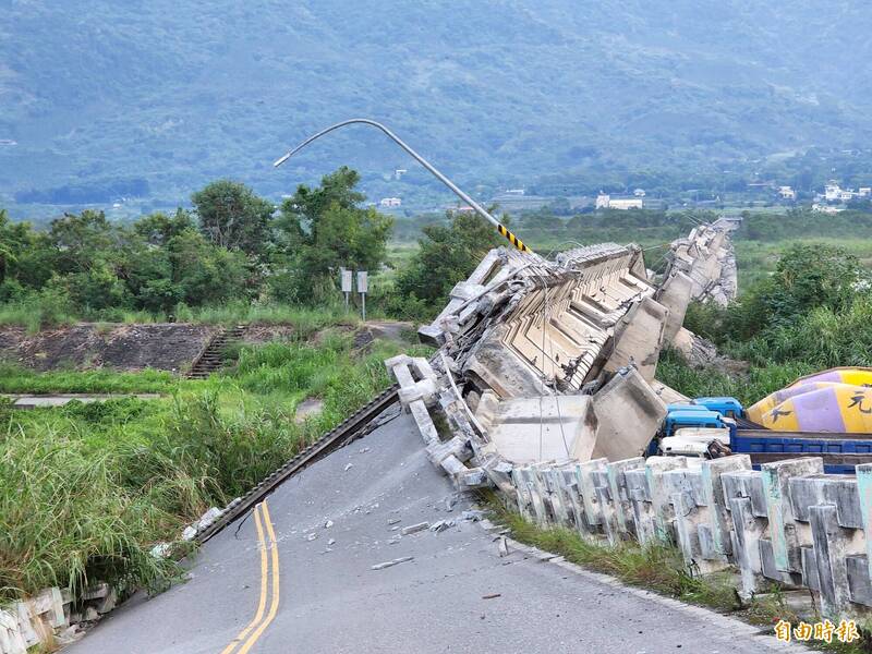 玉里鎮高寮大橋今年6月才剛整修好，不過短短3個月就在地震中陣亡，整個橋體像是扭麻花一樣翻覆在秀姑巒溪。（記者花孟璟攝）