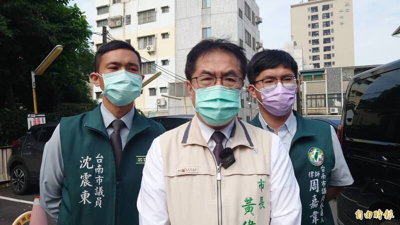 對於地震引起大眾關注橋樑安全，台南市長黃偉哲今日受訪表，加強全市使用年久的橋樑檢測，「提早行動、超前部署，把市民的安全放在第1位」。（記者洪瑞琴攝）