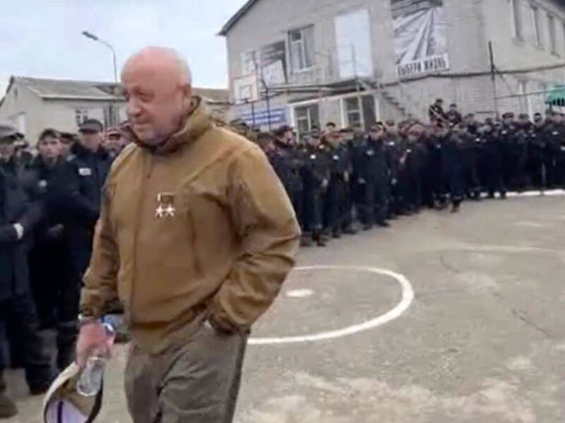 瓦格纳集团的领袖普里格津（图左），在一处俄国监狱，试图招募罪犯入伍，到乌克兰前线打仗。（影片撷图）(photo:LTN)