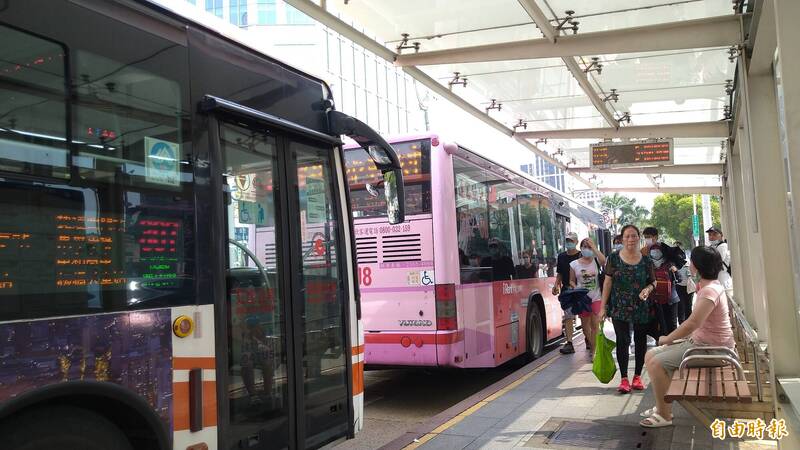 因應雙十國慶大會活動，台北市區公車、國道客運路線配合改道。圖為民眾在公車站候車情形。（記者蔡亞樺攝）