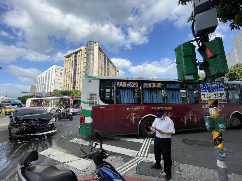 林男轎車與公車擦撞。（記者王冠仁翻攝）