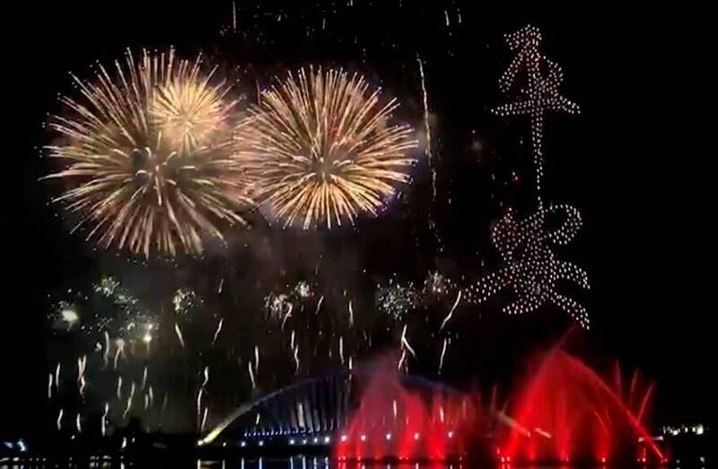 國慶焰火在故宮南院旁空地試放，與水舞光雕、無人機展演相互輝映。（故宮南院提供）