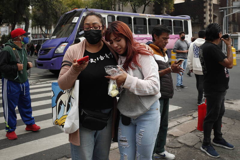 墨西哥于当地时间19日下午1点5分发生芮氏规模7.6地震，在街上也有民众惊慌失措，有民众更直唿「19日是可怕的一天」。（欧新社）(photo:LTN)